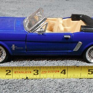 1964 1/2 FORD MUSTANG CONVERTIBLE BY SUNNYSIDE BLUE 1/24 SCALE DIECAST